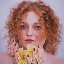 Rebecca Varhama lauloi kesällä 2023 Fondiksen terassilla.